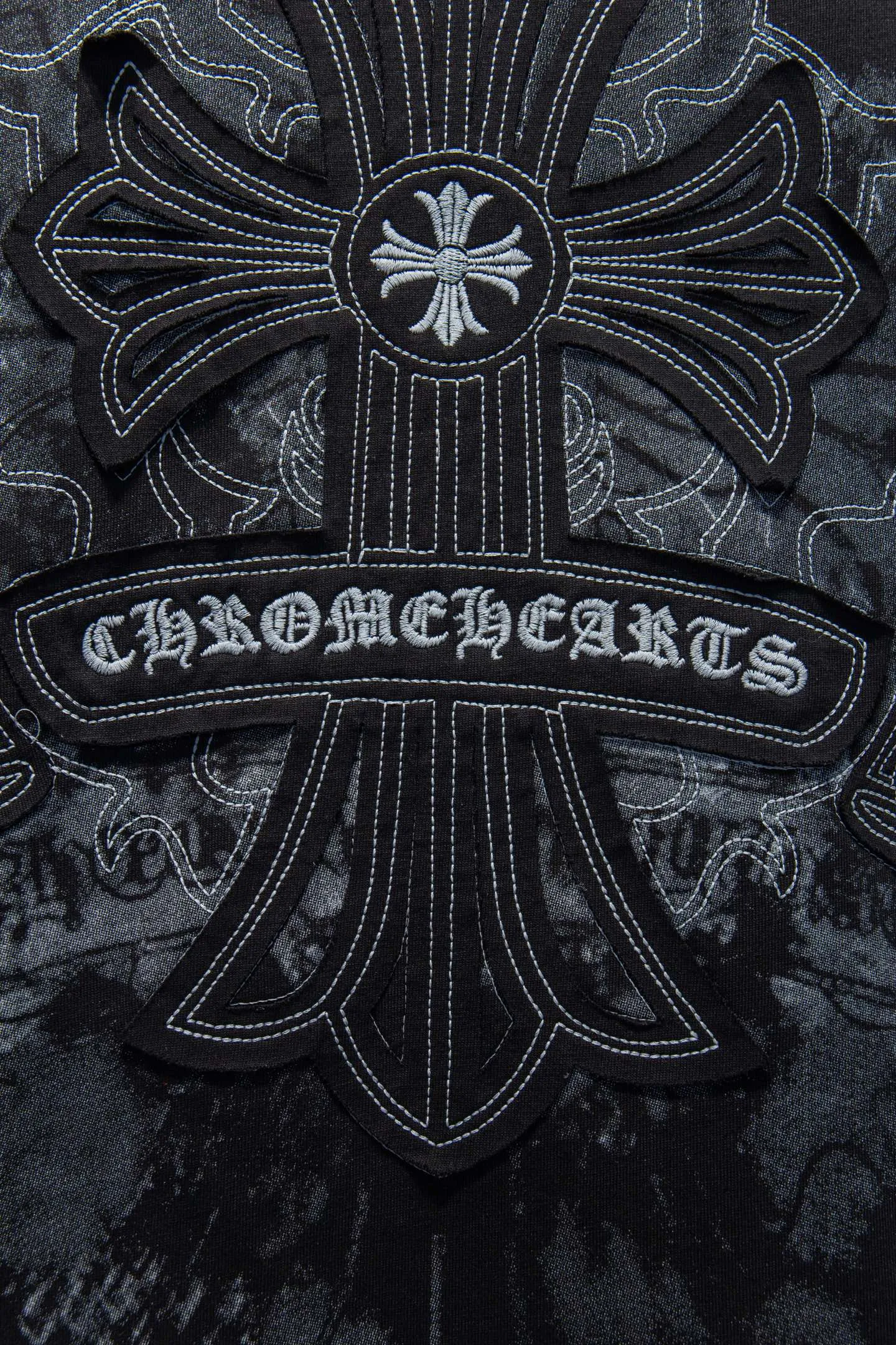 🅿️188 Style number: 7253# 🆕Chrome hearts 25ss os version is really charming. Chrome hearts are really unique. Every season’s new version is the best. It is very practical and can be worn casually✔️ - ⚠️100% cotton, using 32 double yarns and 260 grams of fabric Made of imported knitting needle carded cotton, the thickness is moderate, drapey and contoured, making the upper body comfortable! ! It is very tolerant to fat body types and can instantly lose five pounds after wearing it!  The front and rear panels are hand-printed on the silk screen platen, and the 3D full-color scanned pattern is used as film to ensure the highest degree of printing pattern restoration, and the printing has a cracking effect that is reinforced and not easy to fall off. The upper and lower LOGO printing has a strong touch texture. The printing material uses environmentally friendly active water slurry and anti-sublimation liquid for the base. The garments can withstand washing without desizing. The addition of handmade elements to the body of the garment greatly increases the interest of the garment and creates a unique visual effect. After special treatment, a unique effect is formed. An irregular hem is added to the version. This year's Kroxin is the main version. In the past two years, the oversize version has become the focus of the trend and has been a popular staple in the past two years. The change of designers has made this brand an instant hit. The progressive fashion of the times also needs the blood impact of fresh elements and trendy designs in order to continue its glory! It’s stylish both inside and outside, a must-have for high street travel! An absolute "eye-catching style" that can match couples 💏 Color: Black White Size: S M L XL